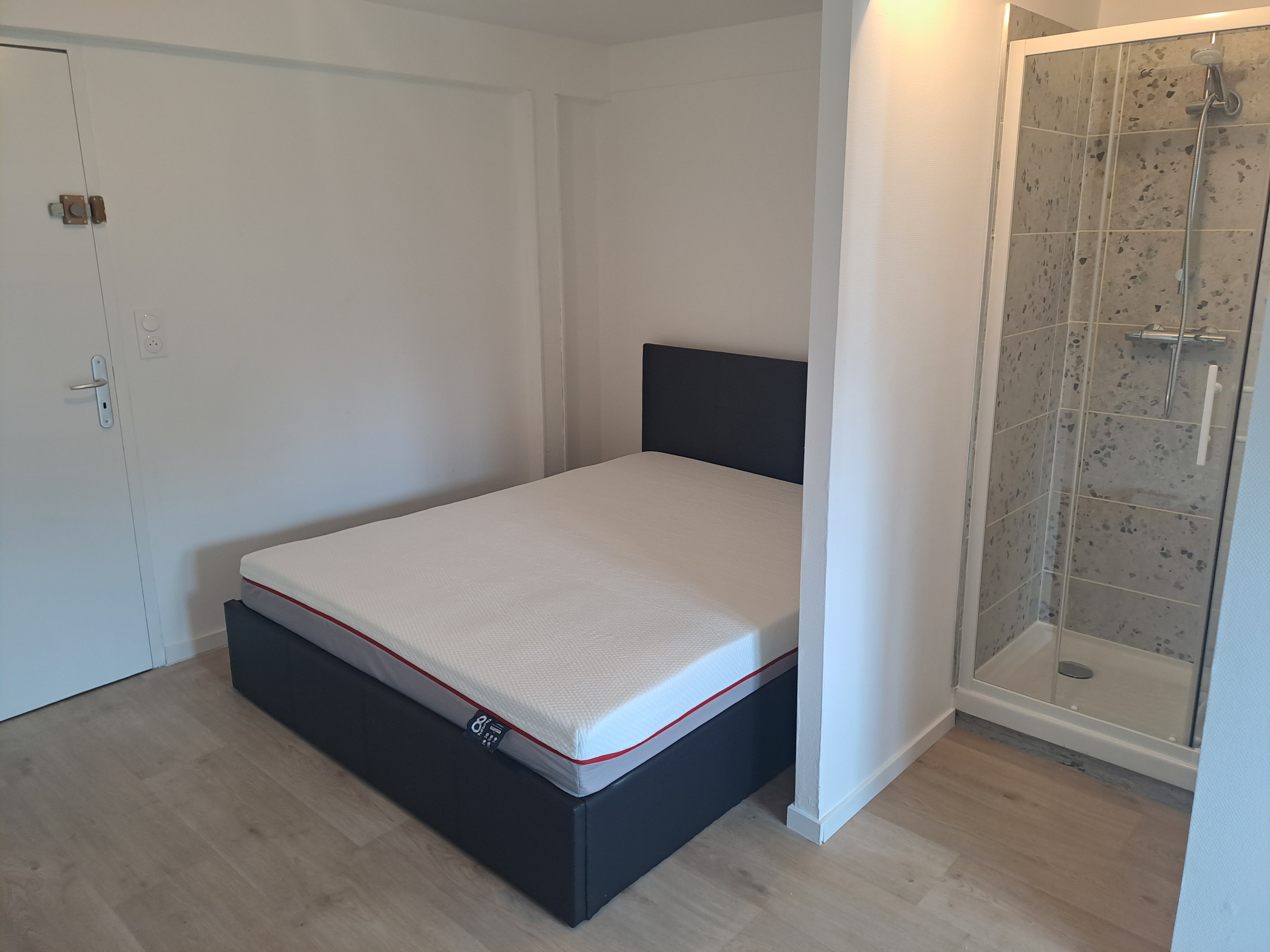 Studio moderne lumineux avec décoration épurée